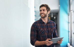hombre joven contento, confiado y seguro, trabajando
